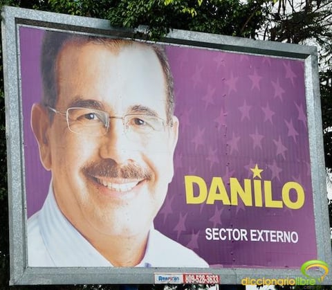 Danilo Medina haciendo politica